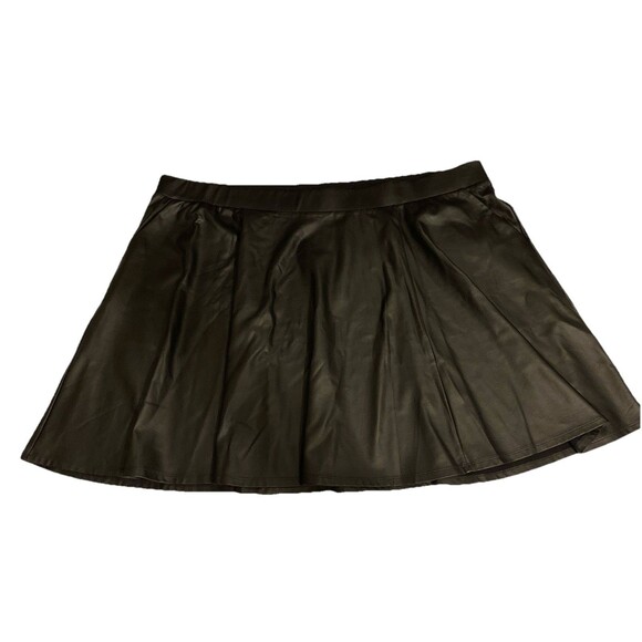 Torrid Size 6 Black Coated Faux Leather Skater Skirt Plus 6X NWT - Picture 1 of 5